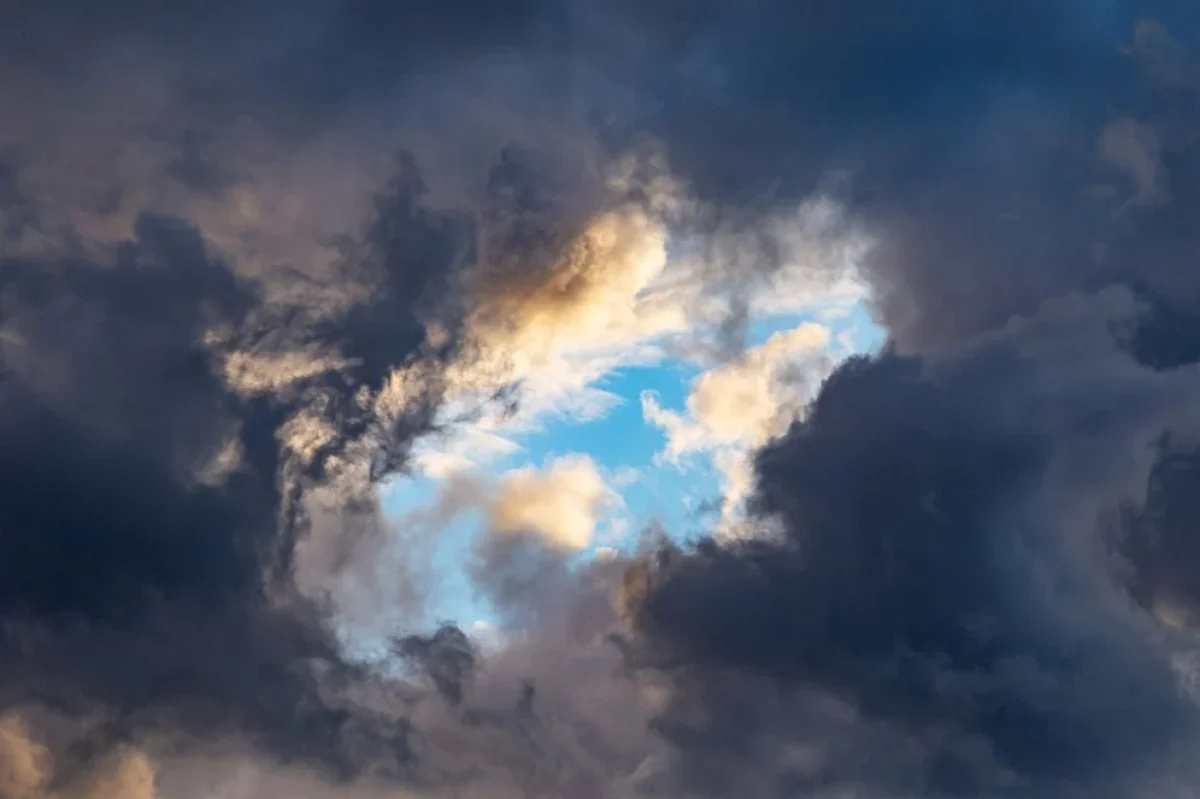 nuvens-bonitas-ao-por-do-sol-depois-da-chuva_181624-45635